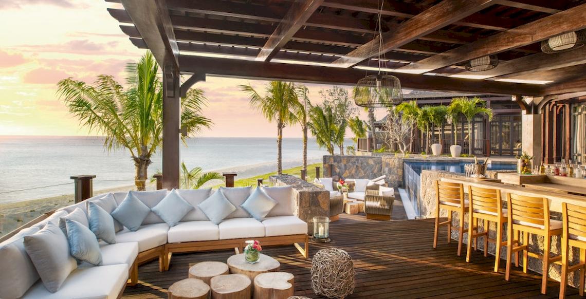 Terrasse des JW Marriott Mauritius Resorts mit Blick auf das Meer und Palmen