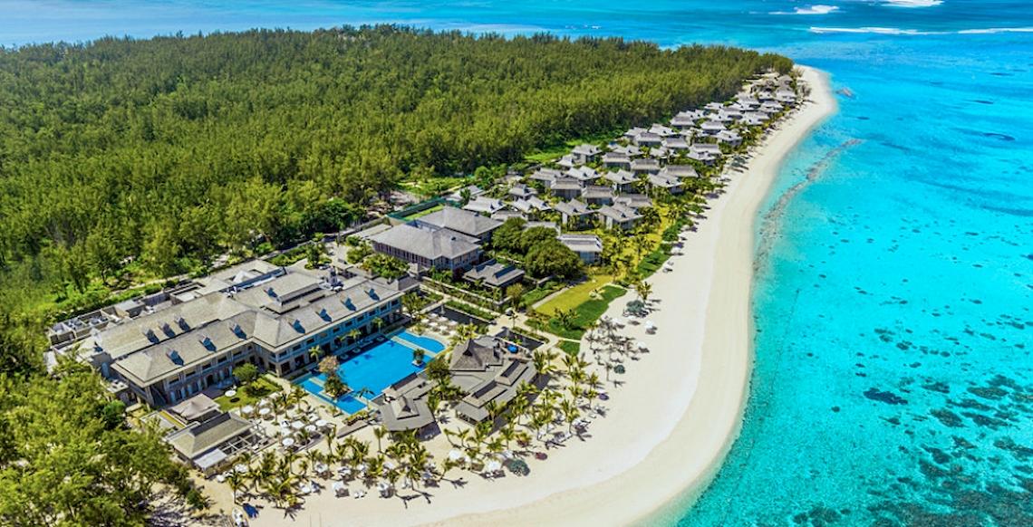 Luftaufnahme des JW Marriott Mauritius Resorts mit Pool und weißen Sandstrand