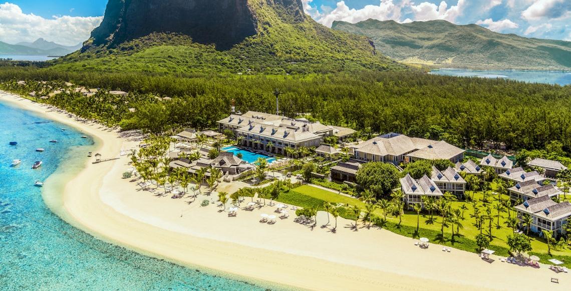 Luftaufnahme des JW Marriott Mauritius Resorts mit Strand, Gebäuden und Pool.