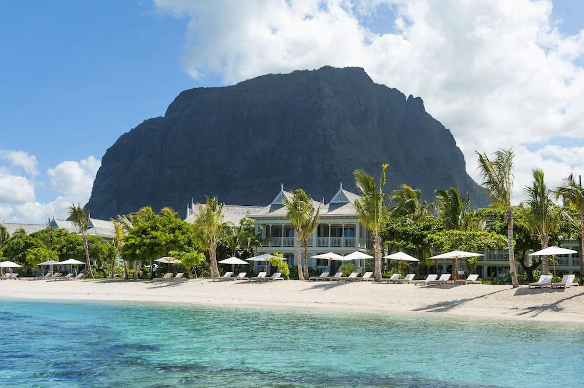 JW Marriott Mauritius Resort Strand mit Berg im Hintergrund