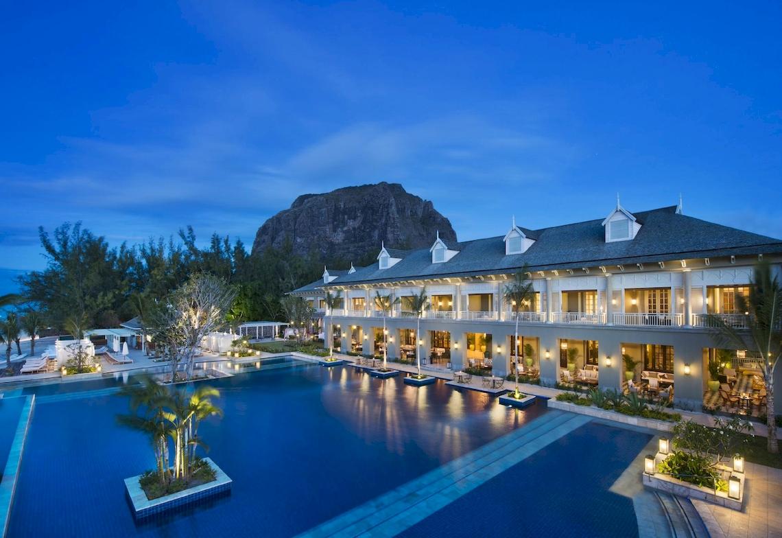 Außenansicht des JW Marriott Mauritius Resorts mit Pool und Berg im Hintergrund
