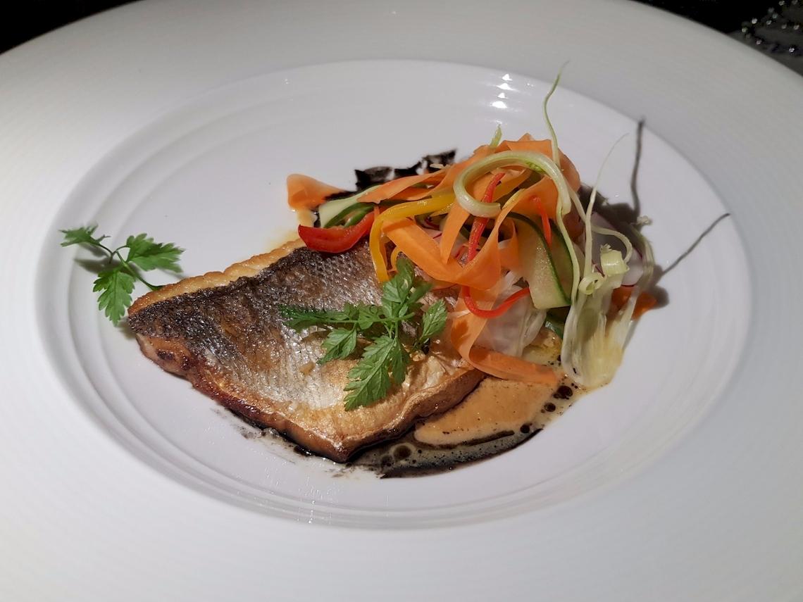 Gebratener Lachs auf weißem Teller im JW Marriott Mauritius Resort