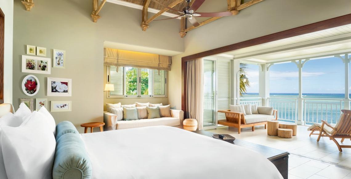 Innenansicht einer Suite im JW Marriott Mauritius Resort mit Blick auf den Ozean