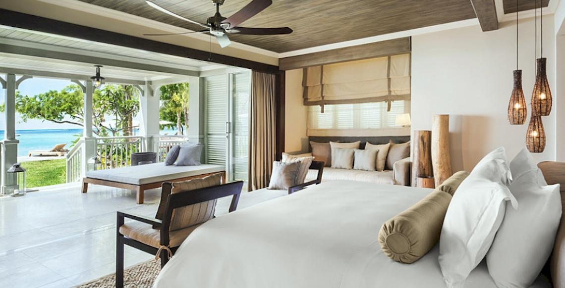 Innenansicht einer Suite im JW Marriott Mauritius Resort mit Blick auf den Ozean.