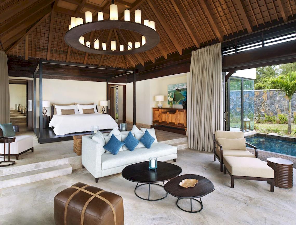 Luxus Schlafzimmer im JW Marriott Mauritius Resort mit Poolblick.