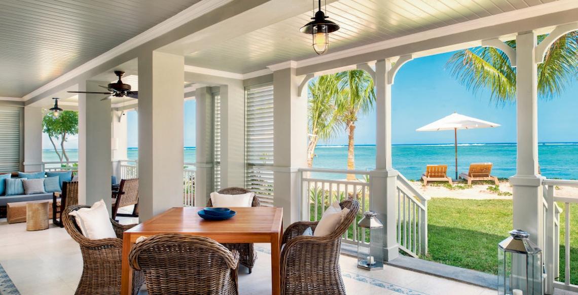 Terrasse im JW Marriott Mauritius Resort mit Blick auf das Meer und Palmen