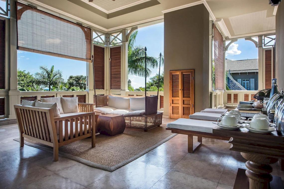 Terrasse im JW Marriott Mauritius Resort mit Möbeln und Aussicht auf den Ozean