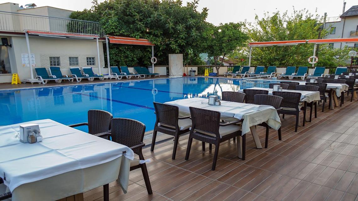Terrasse-Restaurant des Malhun Hotels mit Blick auf den Pool und Sonnenliegen