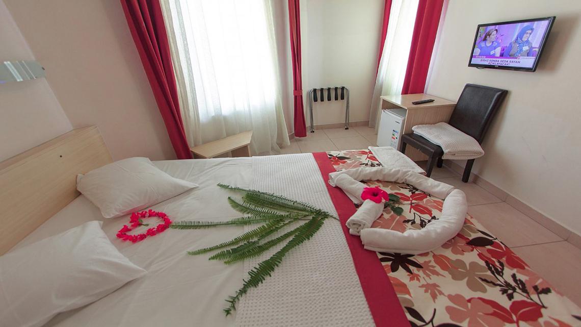 Ein Zimmer im Malhun Hotel mit einem Bett, das mit Blumen dekoriert ist.