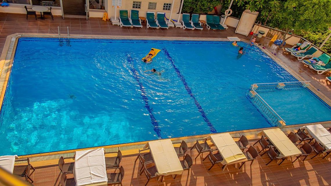 Außenpool des Malhun Hotels aus der Luft, mit Schwimmern und Liegestühlen rundherum