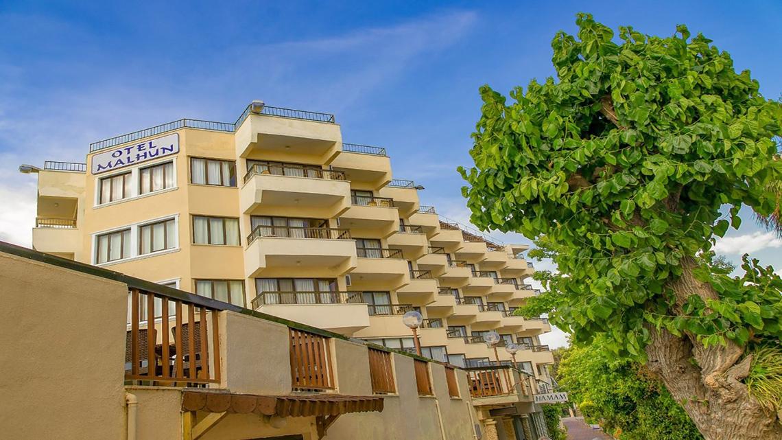 Außenansicht des Malhun Hotels, ein Gebäude mit mehreren Stockwerken und Balkonen.