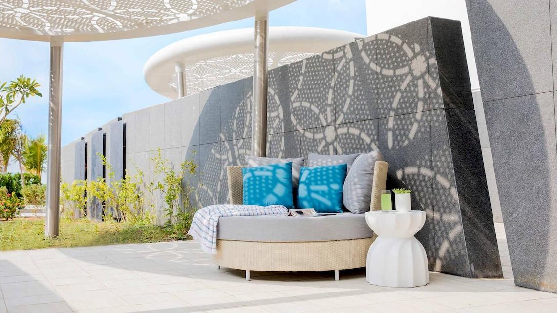 Loungebereich im Jumeirah at Saadiyat Island Resort mit umliegenden Mauern und Pflanzen.