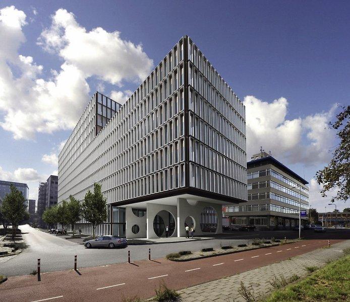 Foto von vorne des Casa Amsterdam Gebaudes mit grossen Fenstern und modernem Design.