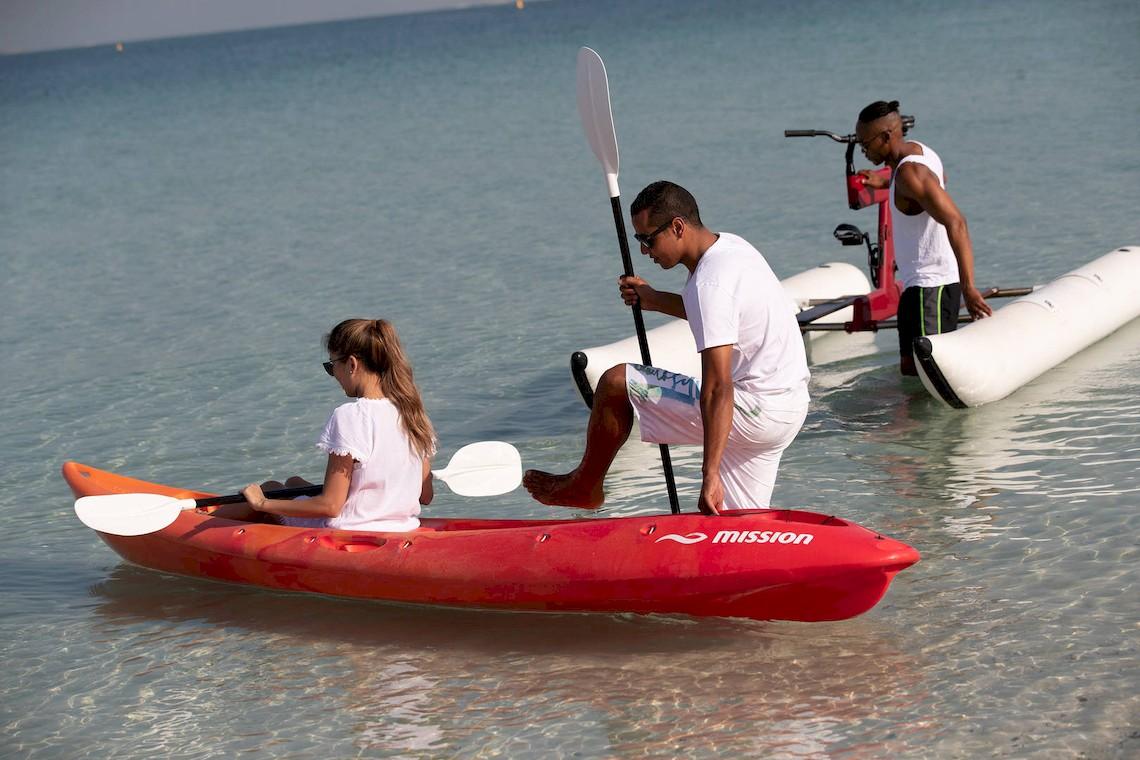 Zwei Männer und ein Mädchen im Kajak im Wasser im Jumeirah at Saadiyat Island Resort