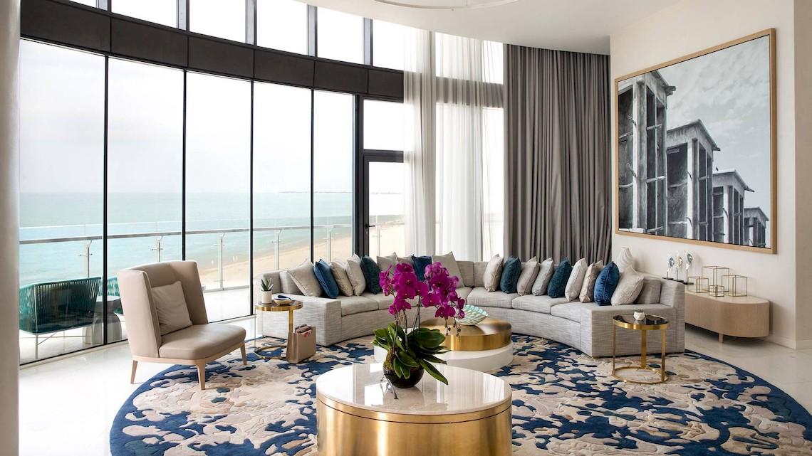 Wohnzimmer mit Meerblick im Jumeirah at Saadiyat Island Resort