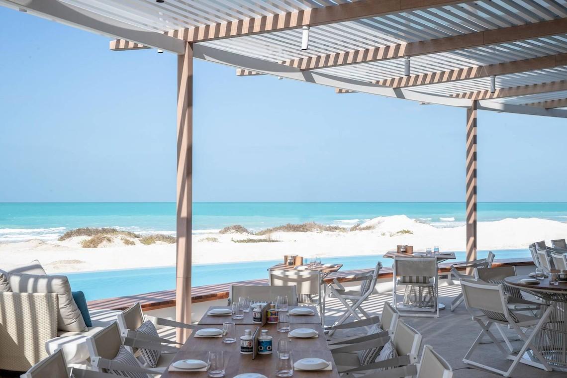 Außenbereich des Jumeirah at Saadiyat Island Resort mit Blick auf den Ozean und weißen Sandstränden.