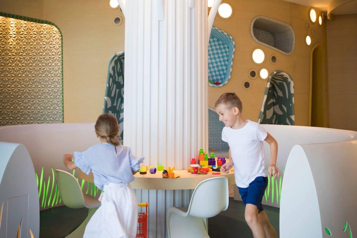 Kinder spielen in einem runden Bereich des Jumeirah at Saadiyat Island Resorts