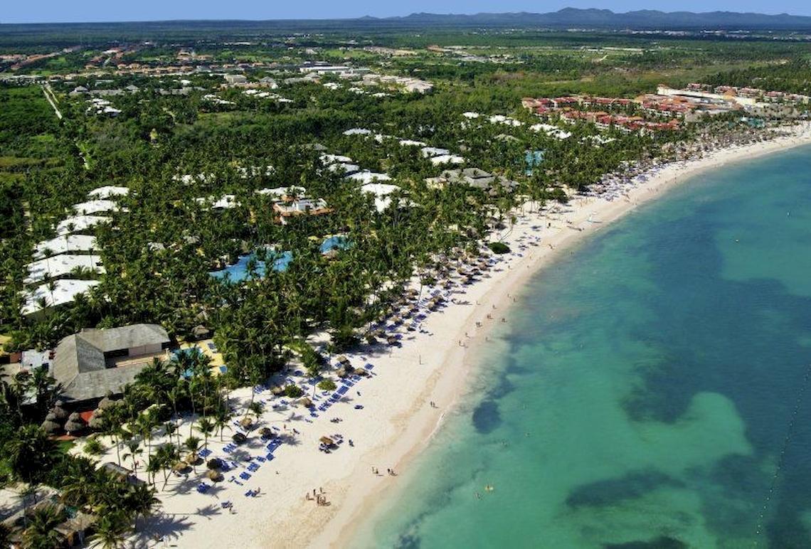 Luftaufnahme des Melia Caribe Beach Resorts mit weißen Stränden und Palmen
