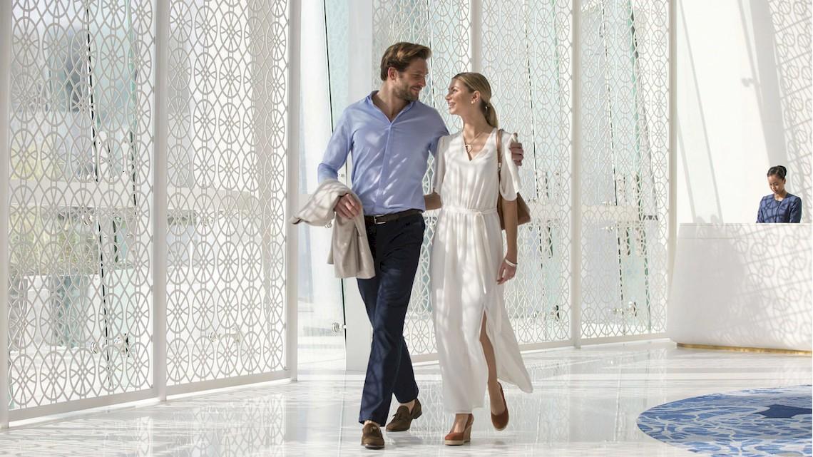 Ein Paar läuft durch das Hotel Jumeirah at Saadiyat Island Resort.