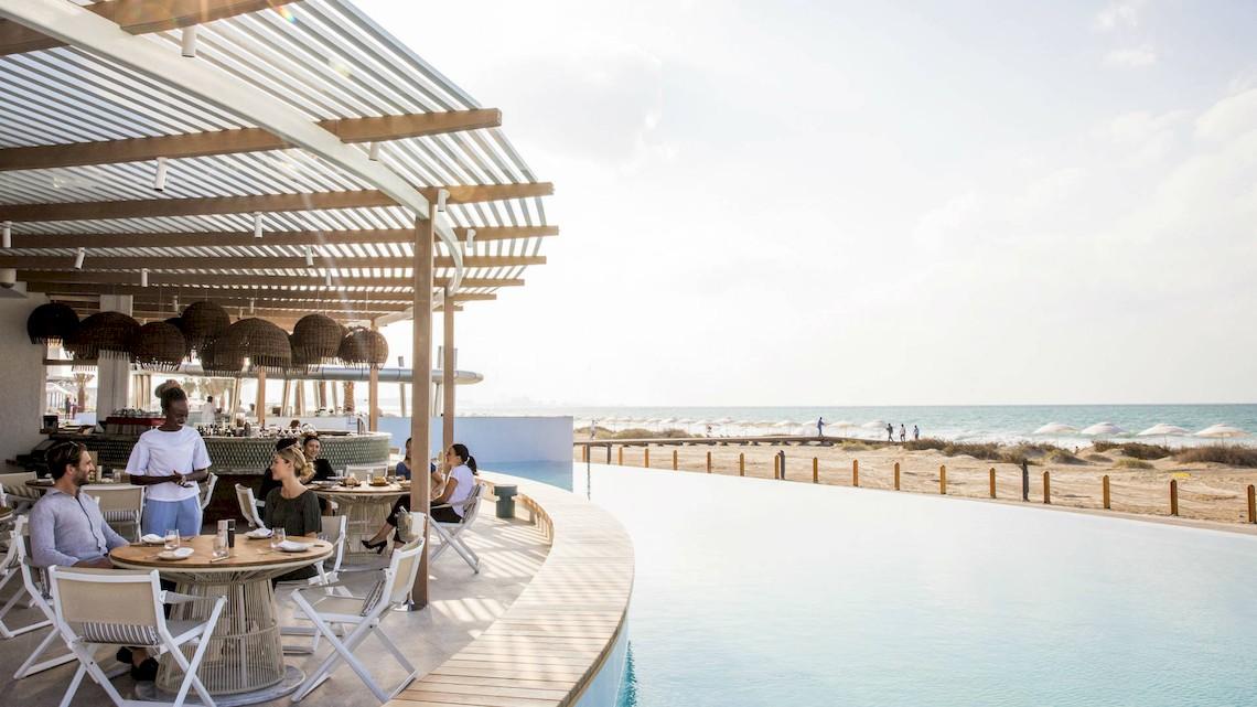 Außenterrasse des Jumeirah at Saadiyat Island Resorts mit Blick auf den Ozean