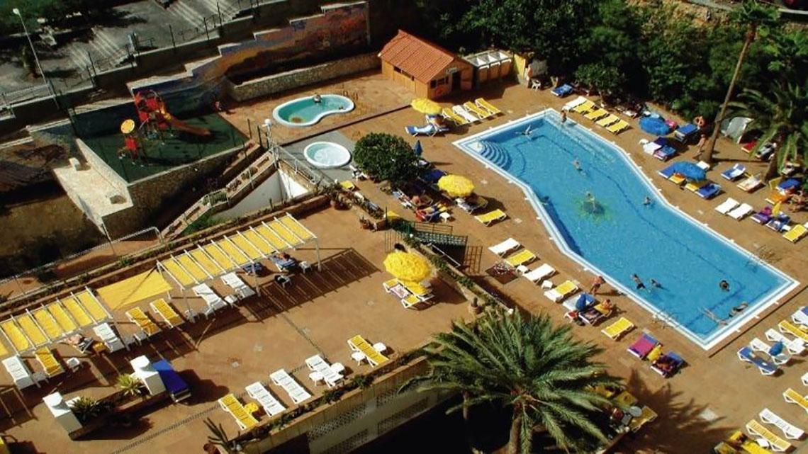 Luftaufnahme des Europalace Hotels mit Swimmingpool, Spielplatz und Sonnenliegen.