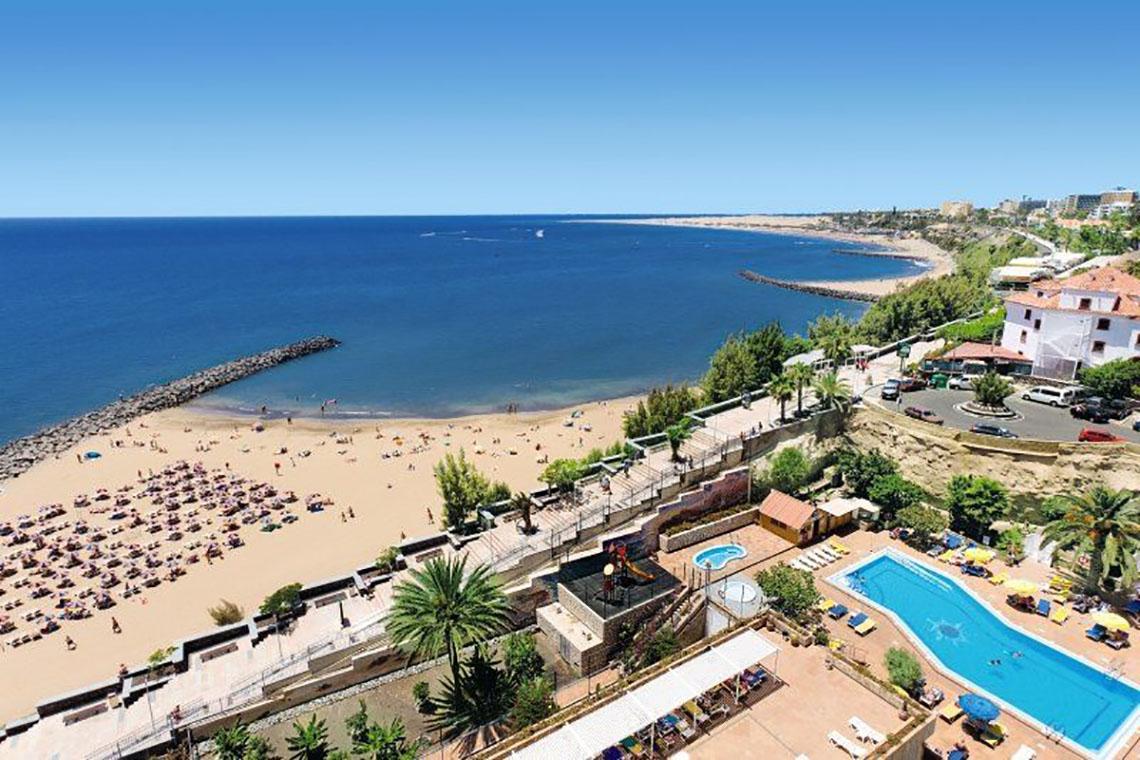 Luftaufnahme des Europalace Hotels mit Blick auf den Strand, Schwimmbad und vielen Gästen.