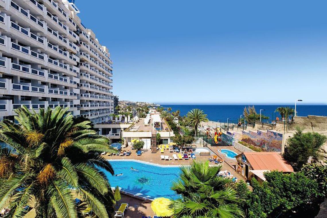 Außenansicht des Europalace Hotels mit Pool und Meer im Hintergrund.