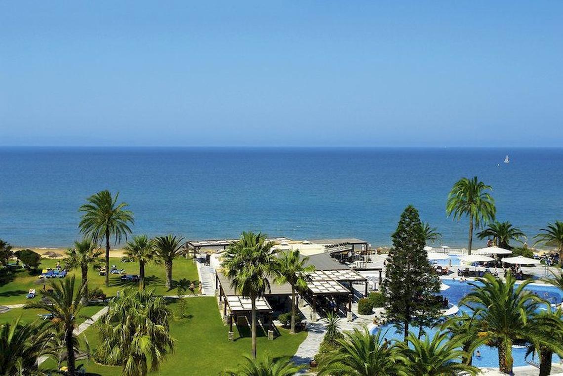 Luftaufnahme des Robinson Kyllini Beach Resorts mit Blick auf den Strand und das Meer.