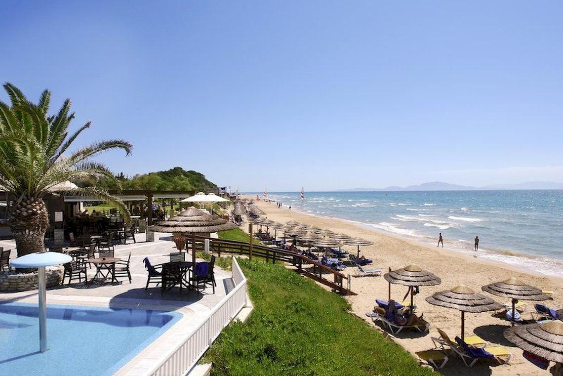 Außenbereich des Robinson Kyllini Beach Hotels mit Blick auf den Strand.