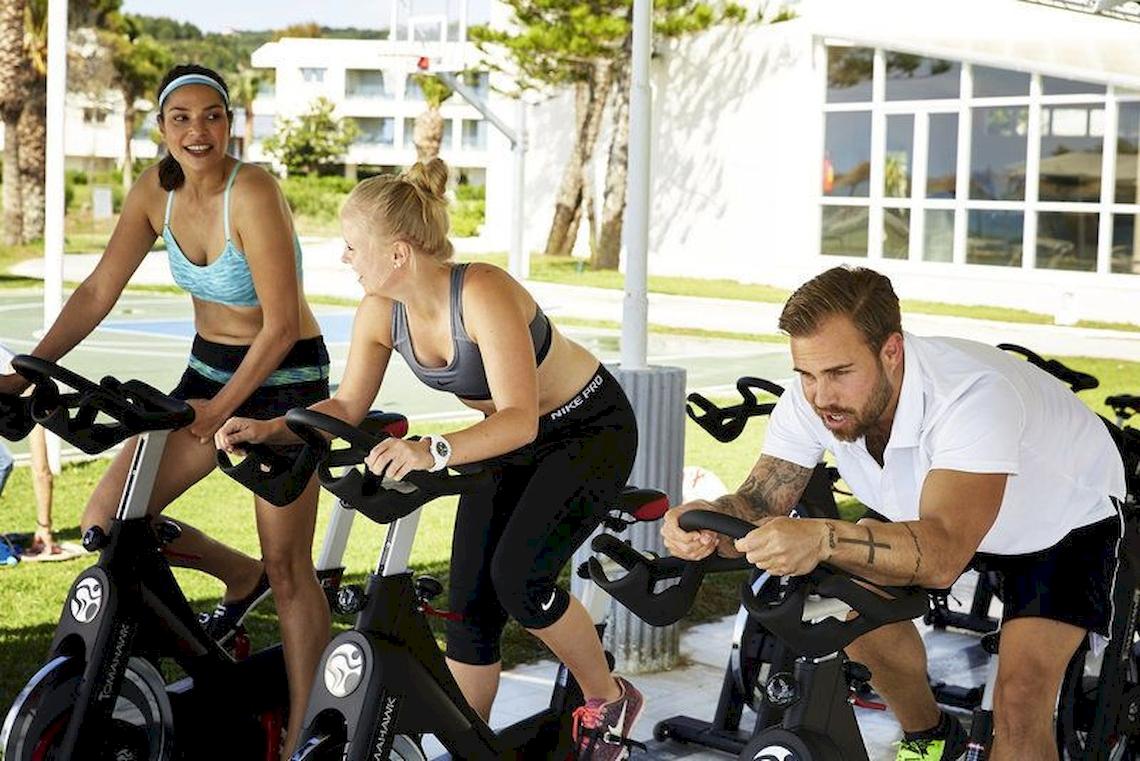 Spin-Kurs im Freien im Robinson Kyllini Beach Hotel mit Teilnehmern und Trainer