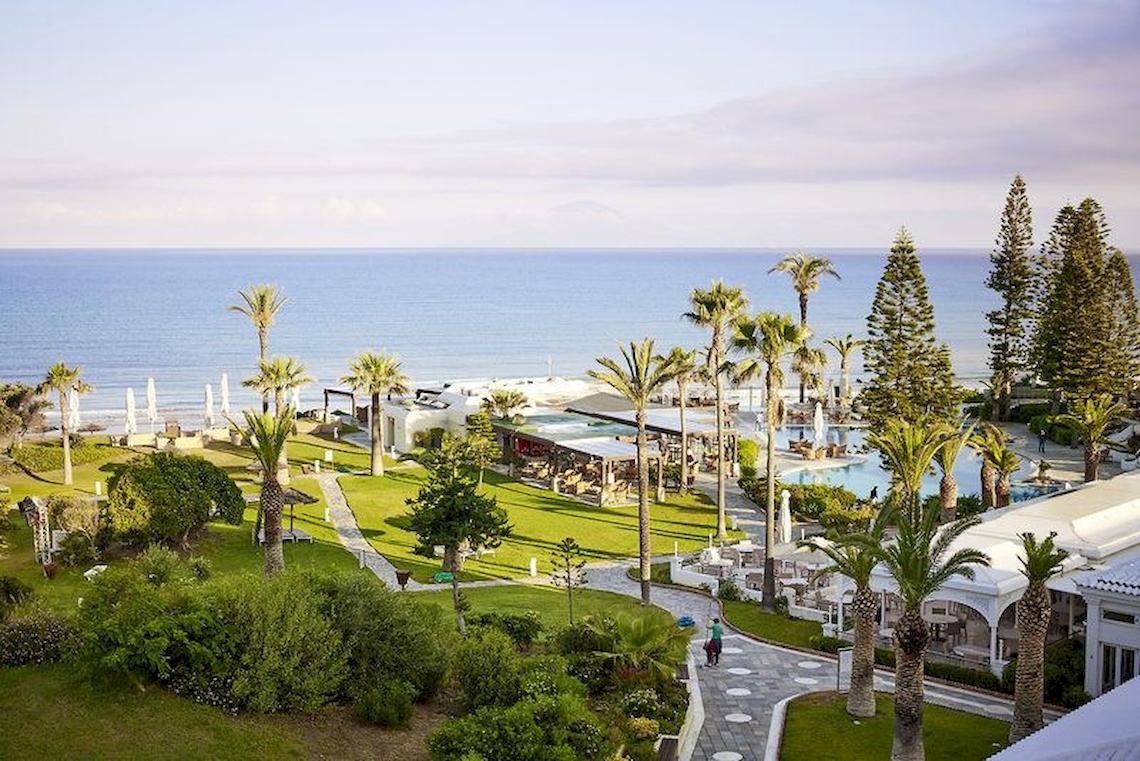 Gesamtansicht des Robinson Kyllini Beach Hotels mit Meer, Palmen und Resortbereich