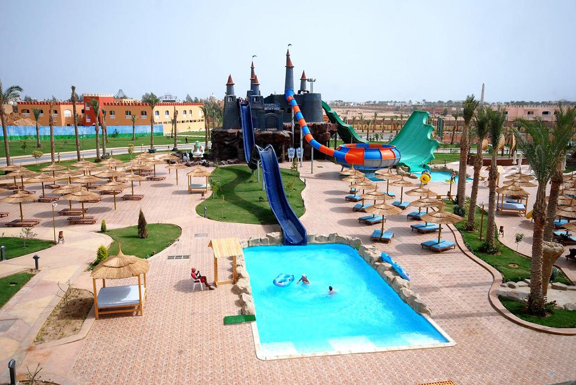 Luftaufnahme des Pickalbatros Aqua Blu Resort - Sharm Wasserparks mit Rutschen und Pools.
