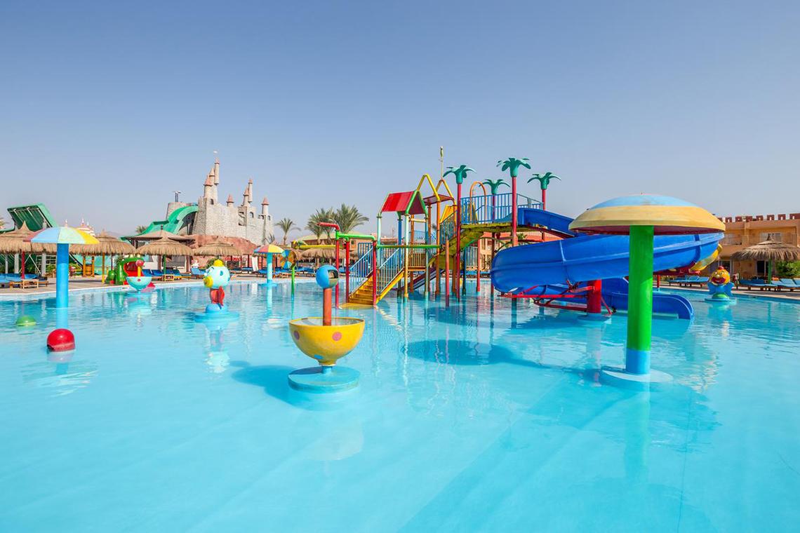 Wasserpark im Pickalbatros Aqua Blu Resort - Sharm mit bunten Rutschen und Wasserspielen.