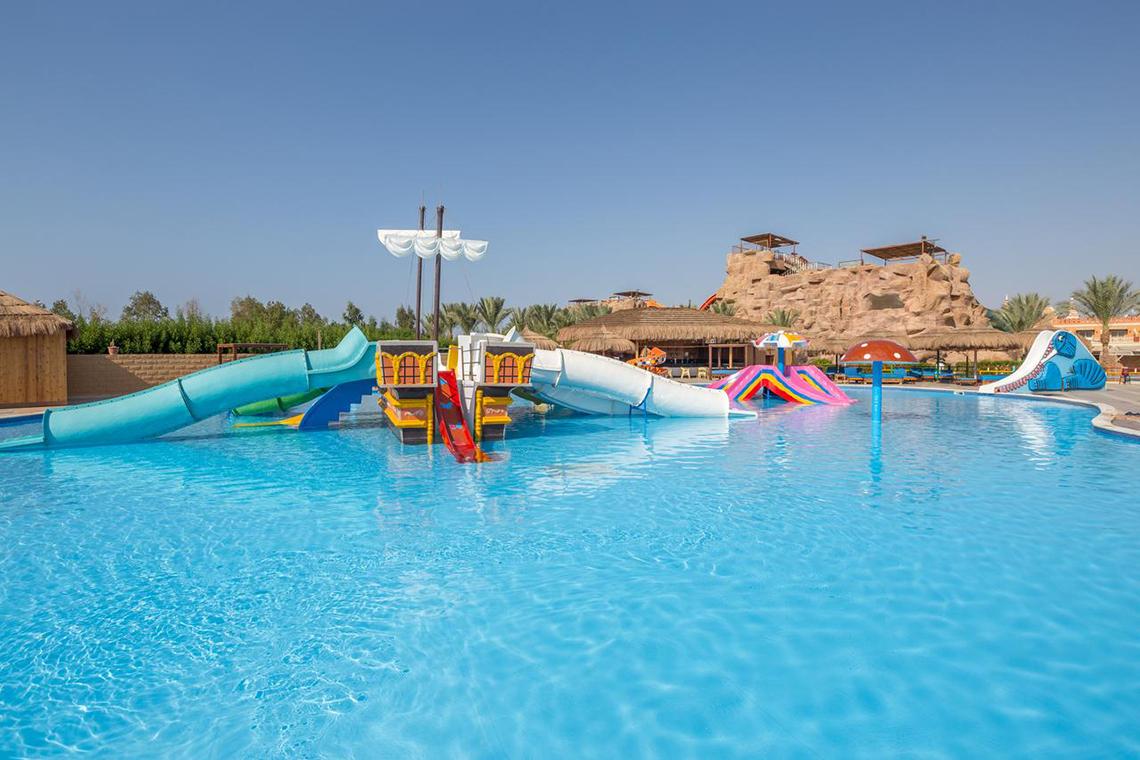 Wasserpark im Pickalbatros Aqua Blu Resort in Sharm mit verschiedenen Rutschen und Spielen.