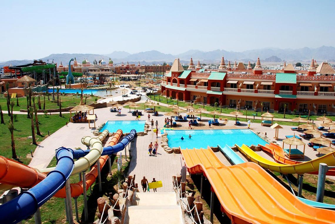 Luftaufnahme des Pickalbatros Aqua Blu Resorts in Sharm mit Wasserrutschen und Pools