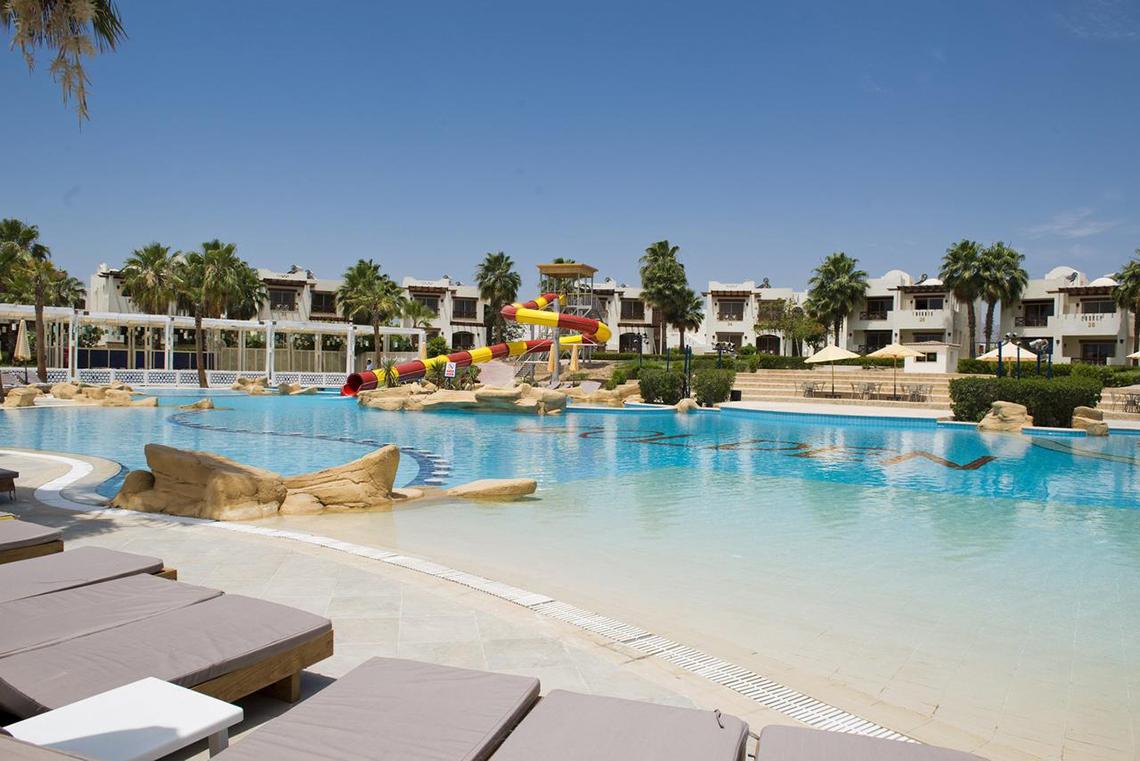Außenpool mit Rutsche im Pickalbatros Aqua Blu Resort - Sharm