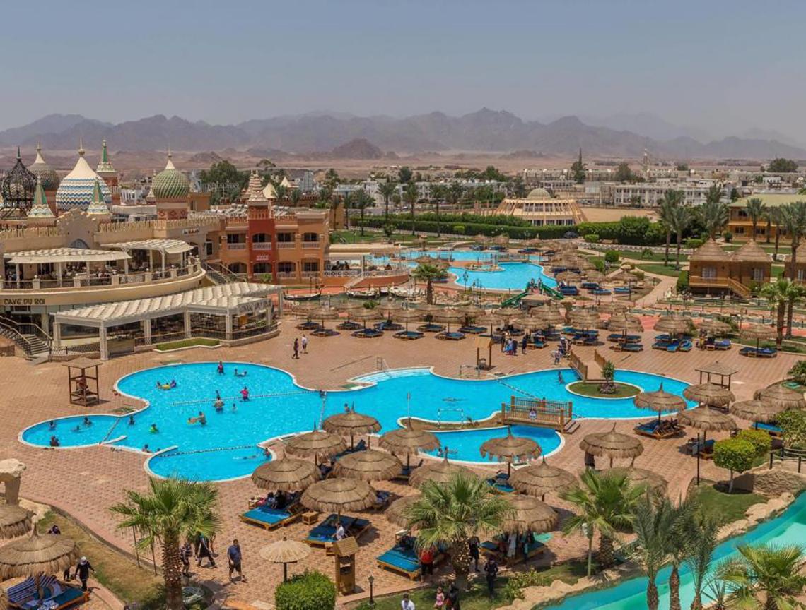 Luftaufnahme des Pickalbatros Aqua Blu Resorts in Sharm el Sheikh mit Pools und Palmen.