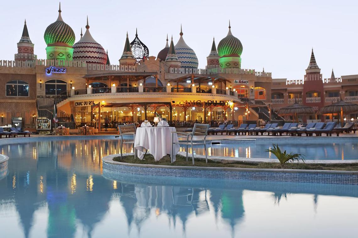 Außenpoolbereich des Pickalbatros Aqua Blu Resort in Sharm mit Sitzbereichen und leuchtenden Kuppeln.