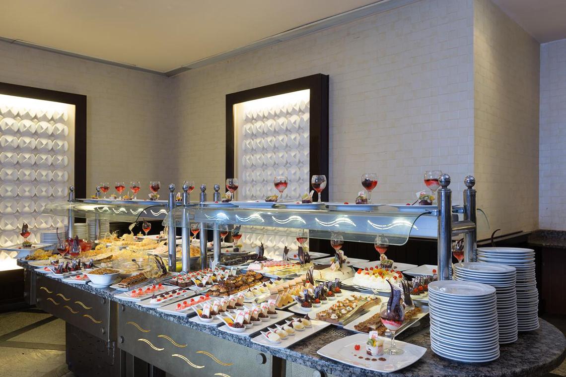 Buffet im Hotel Pickalbatros Aqua Blu Resort - Sharm mit verschiedenen Desserts und Getränken.