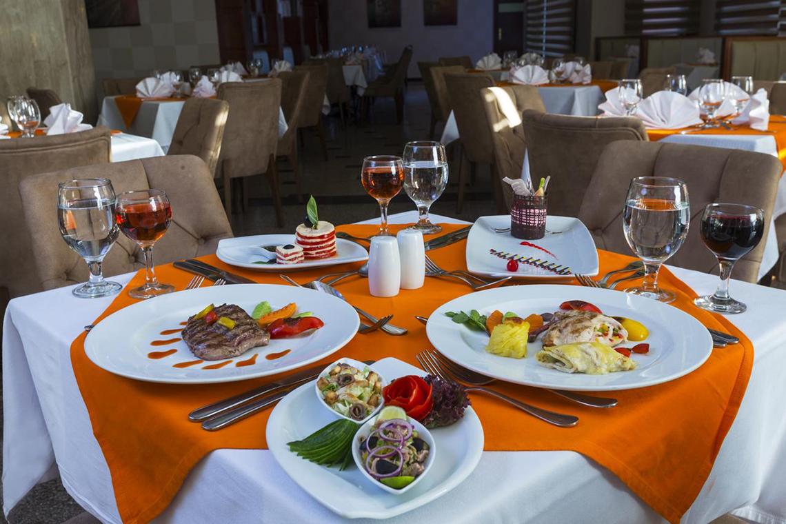 Gedeckter Tisch im Restaurant des Pickalbatros Aqua Blu Resort - Sharm