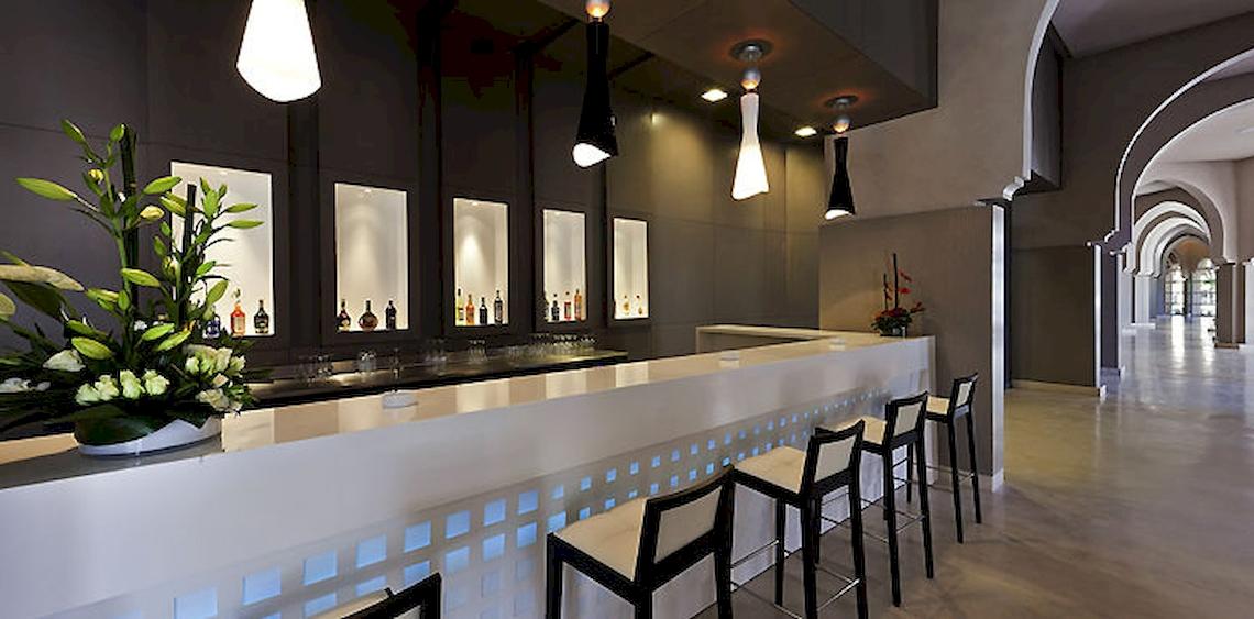 Empfangsbereich des Barcelo Palmeraie Hotels mit moderner Gestaltung und weißen Möbeln.
