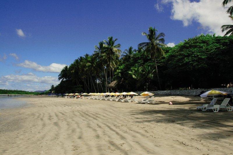 Strand des Tamarindo Diria Beach Resorts mit Sonnenliegen und Sonnenschirmen