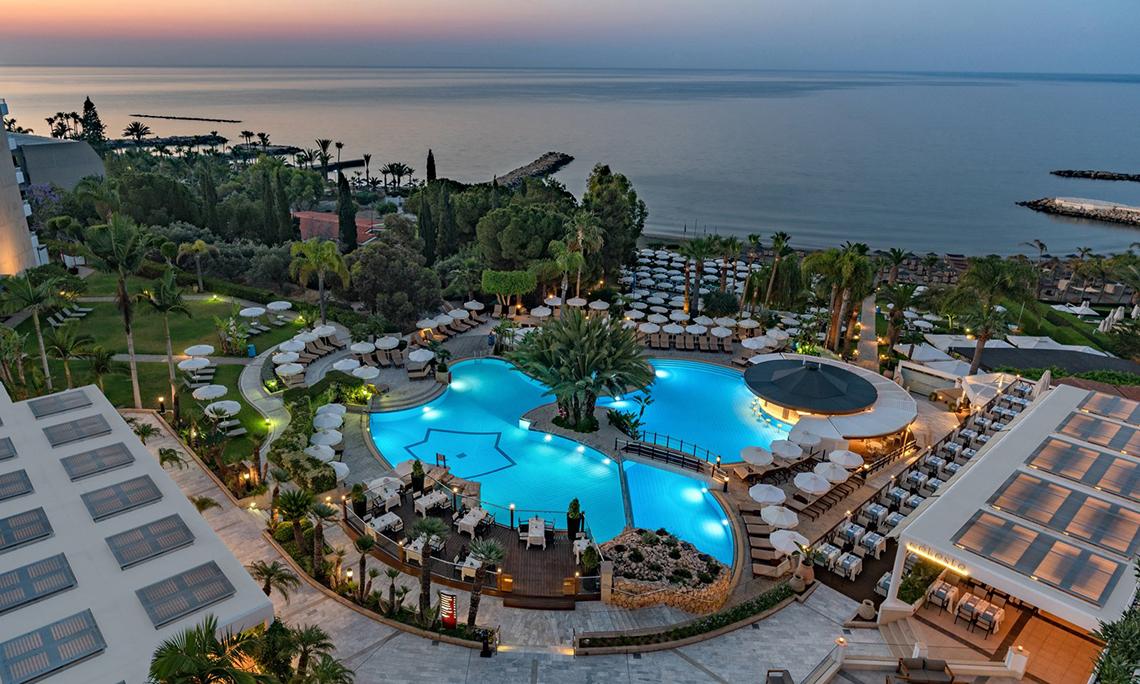 Außenbereich des Mittelmeer-Strand-Hotels in Zypern mit Swimmingpool und Terrassen.
