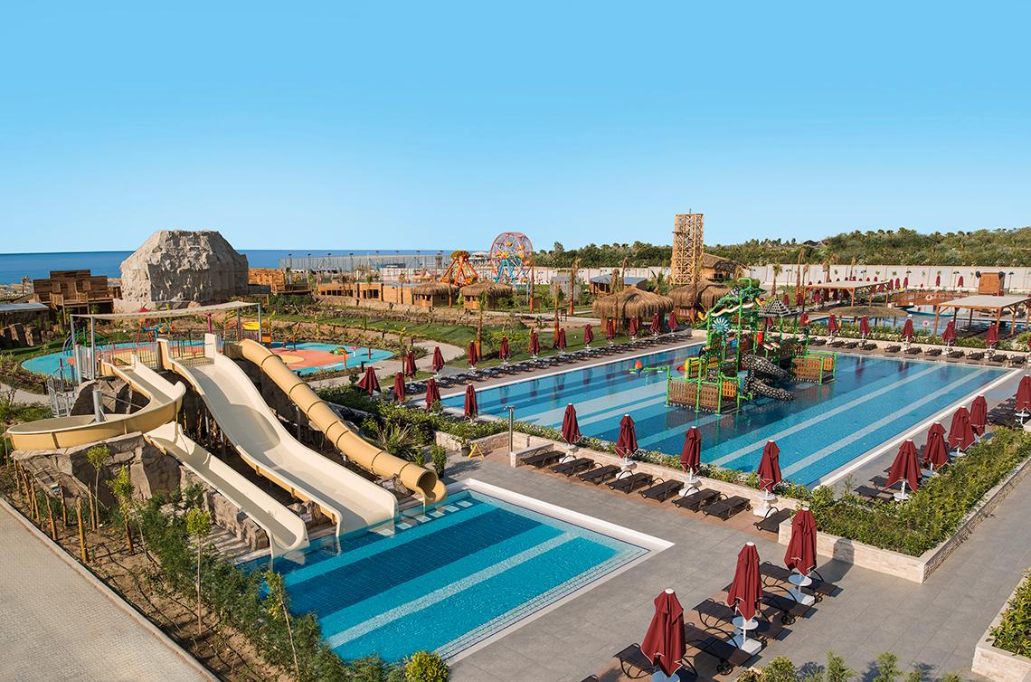 Luftaufnahme des Aska Lara Resort & Spa Wasserparks mit Rutschen und Pools.