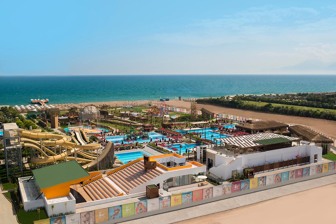 Luftaufnahme des Aska Lara Resort & Spa mit Wasserrutschen, Pools und Meer