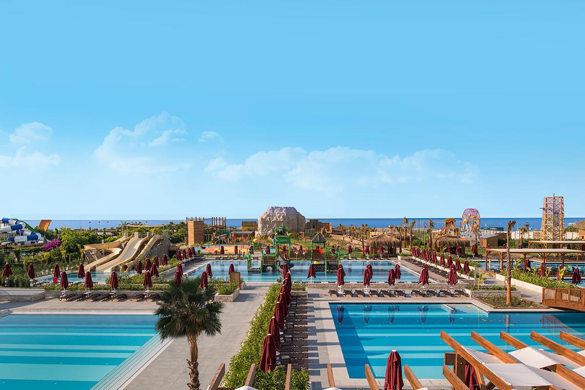 Außenbereich des Aska Lara Resort & Spa mit Pools, Wasserrutschen und Spielplatz.