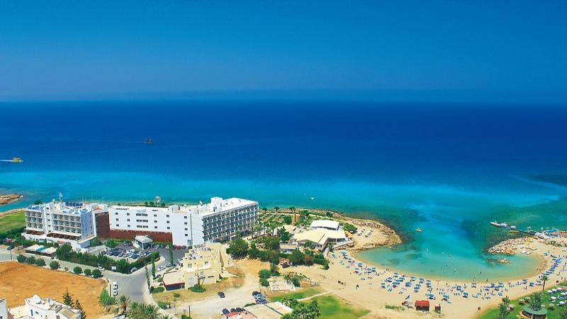 Luftaufnahme des Pernera Beach Hotels mit Blick auf den Strand und das Meer.