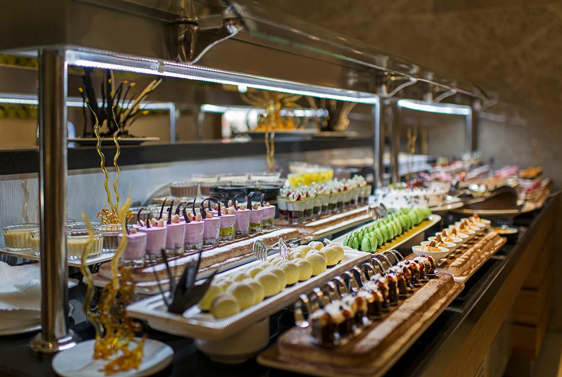 Buffet mit verschiedenen Desserts im Hotelrestaurant des Aska Lara Resort & Spa.