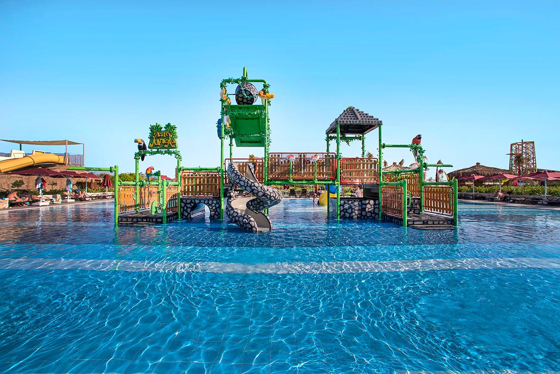 Kinderpool im Aska Lara Resort & Spa mit Wasserrutschen und Spielbereich.