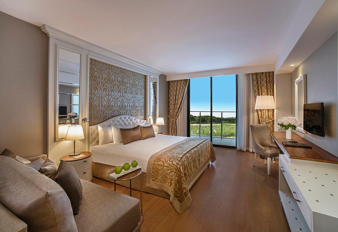 Suite Zimmer im Aska Lara Resort & Spa mit Blick auf die Landschaft.